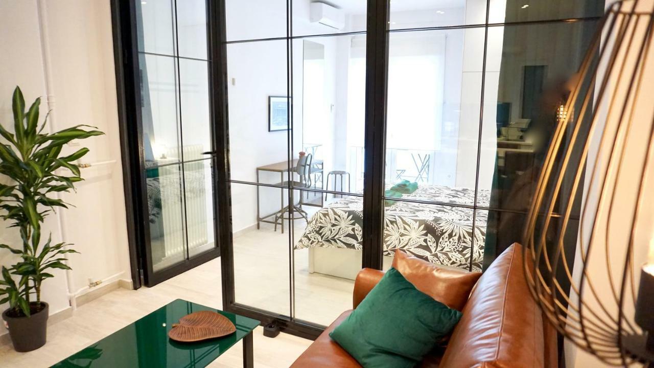 Industrial Style Studio In Афіни Екстер'єр фото